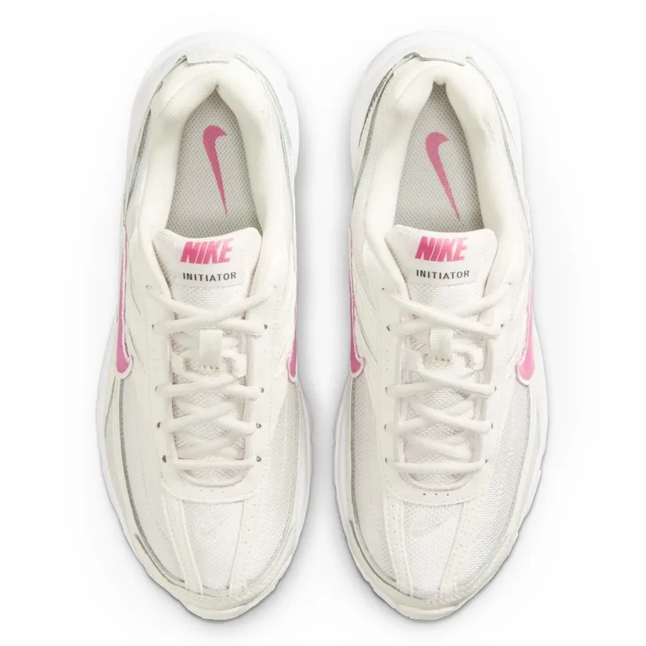 Tênis Nike Initiator feminino branco mostrando frente com detalhes em rosa